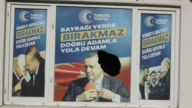 Çanakkale’de AK Parti’nin seçim irtibat ofisine taşlı saldırı