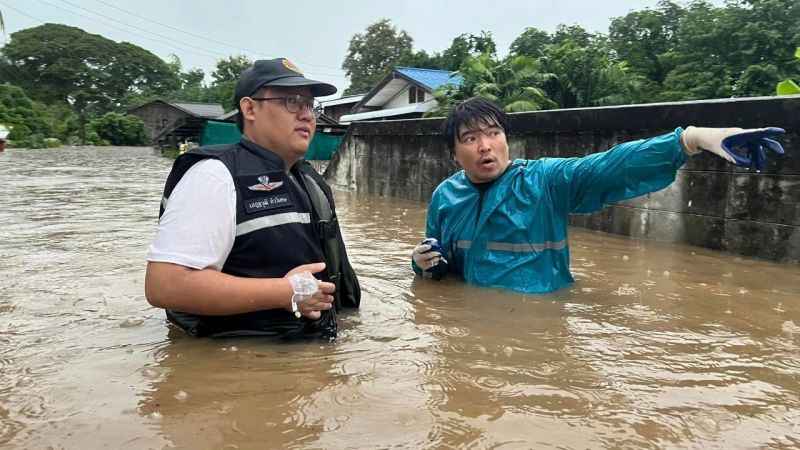 Tayland'da sel suları köprüyü yıktı