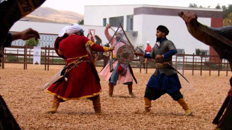 Sivas’ta kılıç kalkan sesleri yankılandı