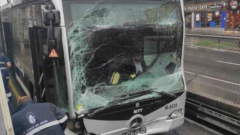 Küçükçekmece'de iki metrobüs kafa kafaya çarpıştı