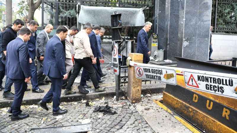 Ankara Valisi Şahin, terör saldırısının meydana geldiği olay yerinde incelemelerde bulundu