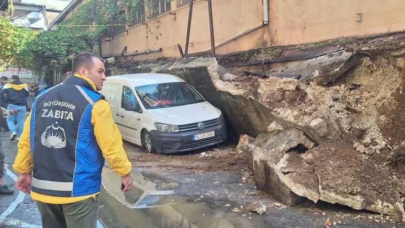 Zeytinburnu'nda istinat duvarı çöktü: 4 araç hasar gördü Zeytinburnu'nda istinat duvarı çöktü: 4 araç hasar gördü