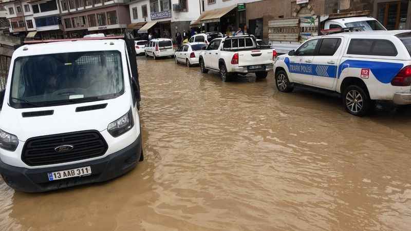 Bitlis’te sağanak yağış taşkınlara ve göçüklere neden oldu