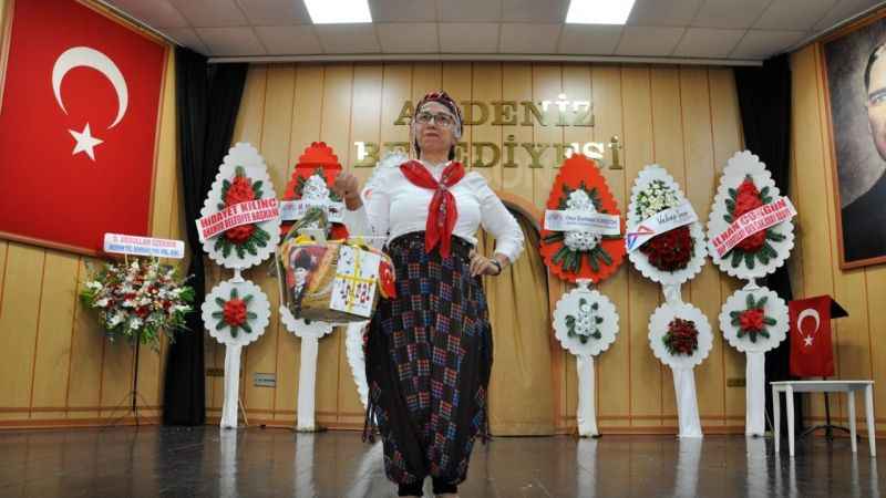 Mersin'de 'Edebiyat Defilesi' ilgi gördü Mersin'de 'Edebiyat Defilesi' ilgi gördü
