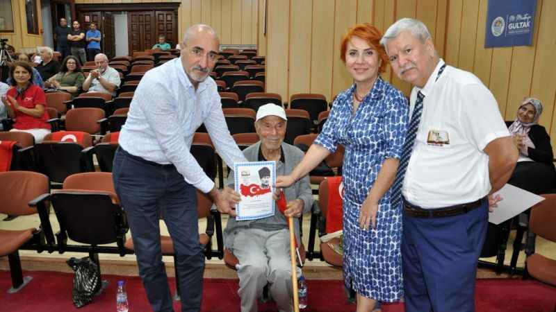 Mersin'de 'Edebiyat Defilesi' ilgi gördü Mersin'de 'Edebiyat Defilesi' ilgi gördü