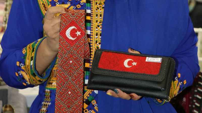 İranlı kadın Türk bayrağını kravat ve cüzdanlara işledi İranlı kadın Türk bayrağını kravat ve cüzdanlara işledi