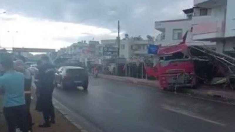 Mersin'de kontrolden çıkan tır mağazaya daldı: 7 yaralı