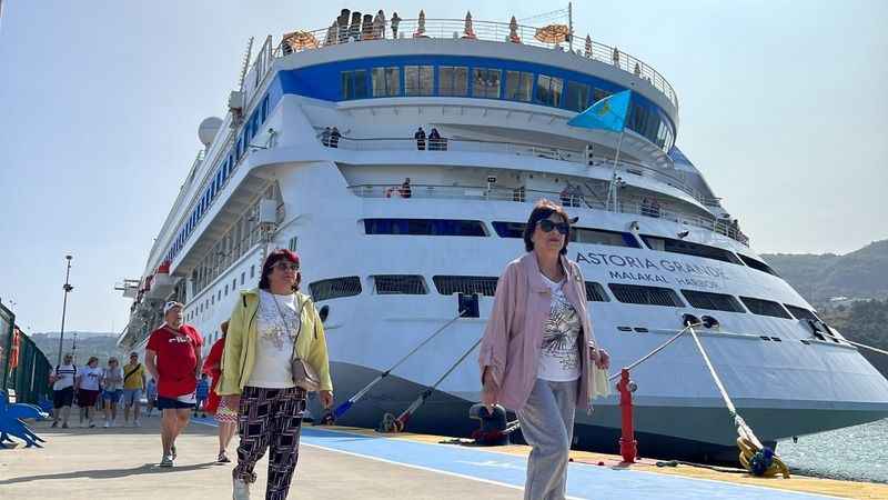 Astoria Grande 877 yolcusu ile Amasra Limanı'na demirledi Astoria Grande 877 yolcusu ile Amasra Limanı'na demirledi