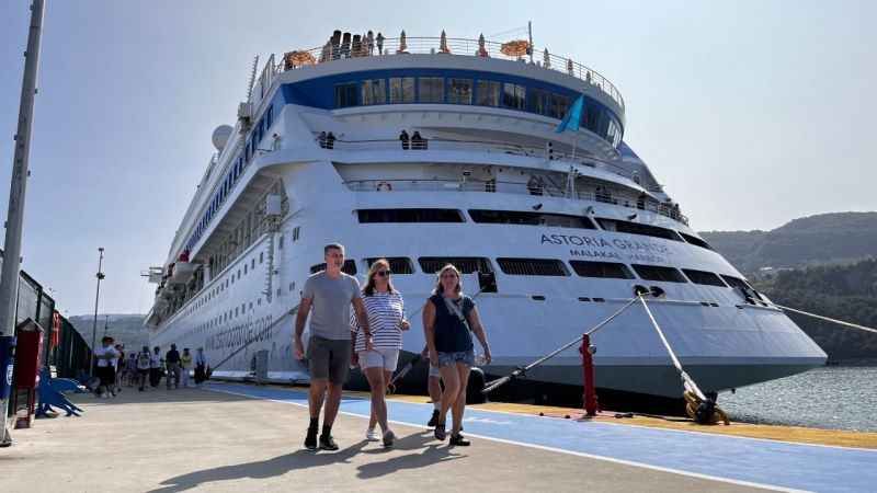 Astoria Grande 877 yolcusu ile Amasra Limanı'na demirledi Astoria Grande 877 yolcusu ile Amasra Limanı'na demirledi