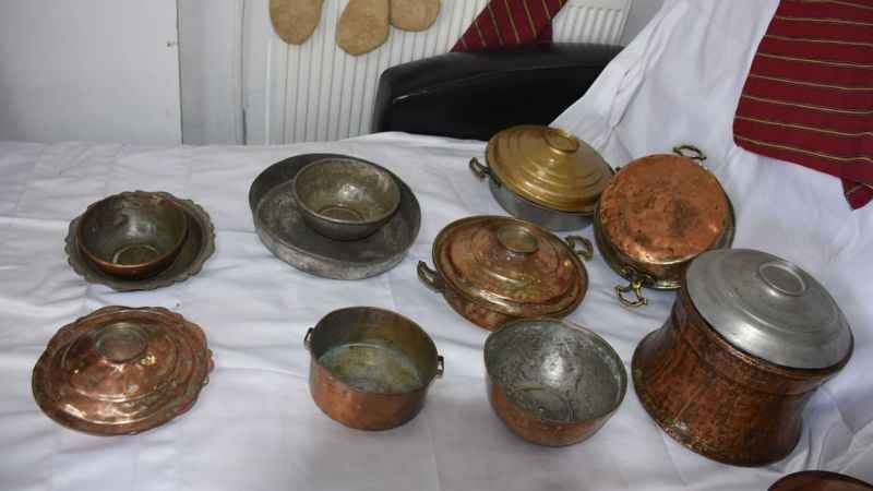 200 yıllık Osmanlı eserlerini evinde sergiliyor 200 yıllık Osmanlı eserlerini evinde sergiliyor