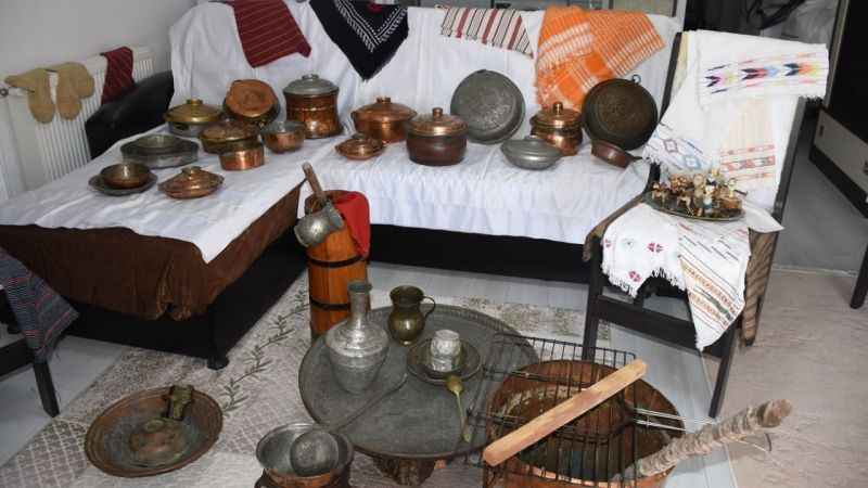 200 yıllık Osmanlı eserlerini evinde sergiliyor 200 yıllık Osmanlı eserlerini evinde sergiliyor