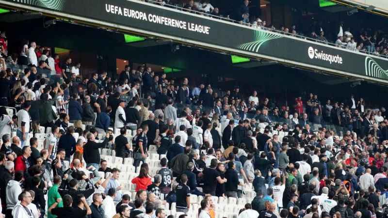 Beşiktaş tribünlerinde 'yönetim istifa' sesleri Beşiktaş tribünlerinde 'yönetim istifa' sesleri