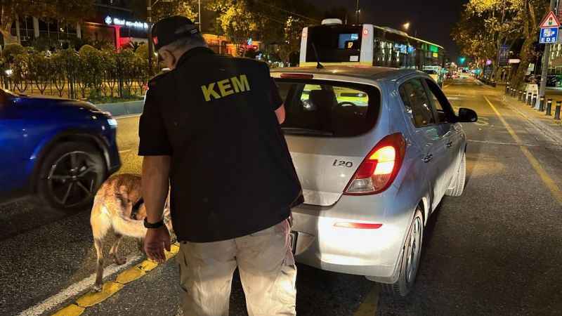 İstanbul'da "huzur" uygulaması: Araçlar didik didik arandı İstanbul'da "huzur" uygulaması: Araçlar didik didik arandı