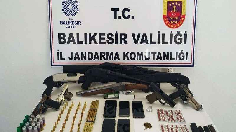 Ayvalık’ta çok sayıda silah ve uyuşturucu madde ele geçirildi: 7 gözaltı