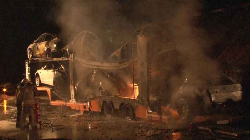 Tuzla'da lüks araç yüklü tır alev alev yandı, dorsedeki 6 araç kullanılamaz hale geldi