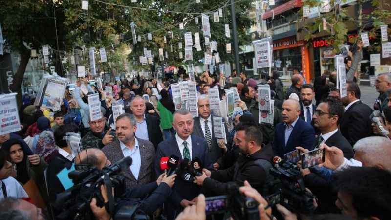 Vatandaşlar 5 dakikada 5 bin kitabı dalından topladılar Vatandaşlar 5 dakikada 5 bin kitabı dalından topladılar