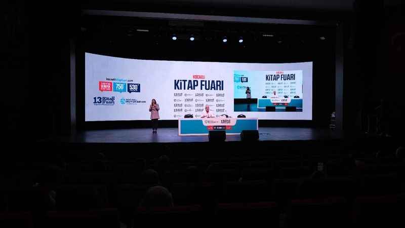 Ünlü oyuncu Ercan Kesal, 13. Kocaeli Kitap Fuarı'nda sevenleriyle buluştu