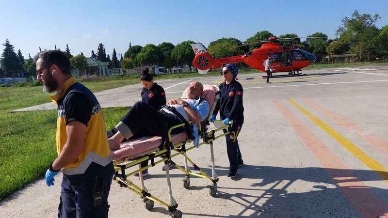 Kalp krizi geçiren yaşlı adamın yardımına ambulans helikopter yetişti
