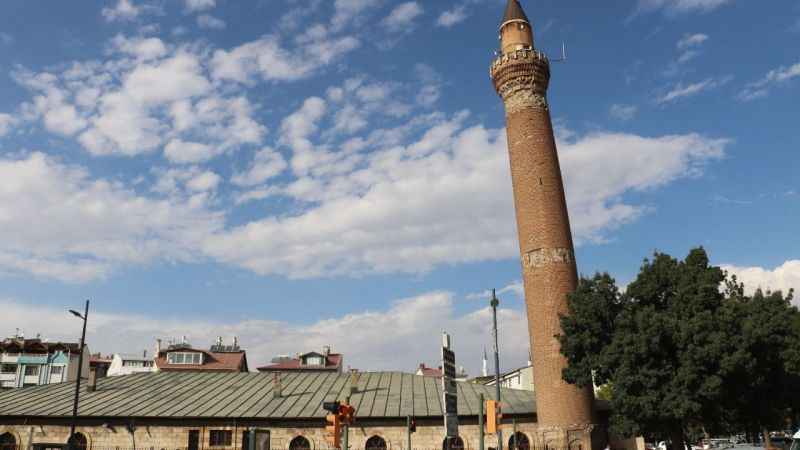 Türk ve İtalyan bilim adamları eğri minare için devrede