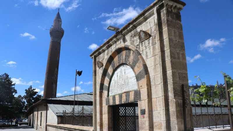 Türk ve İtalyan bilim adamları eğri minare için devrede Türk ve İtalyan bilim adamları eğri minare için devrede