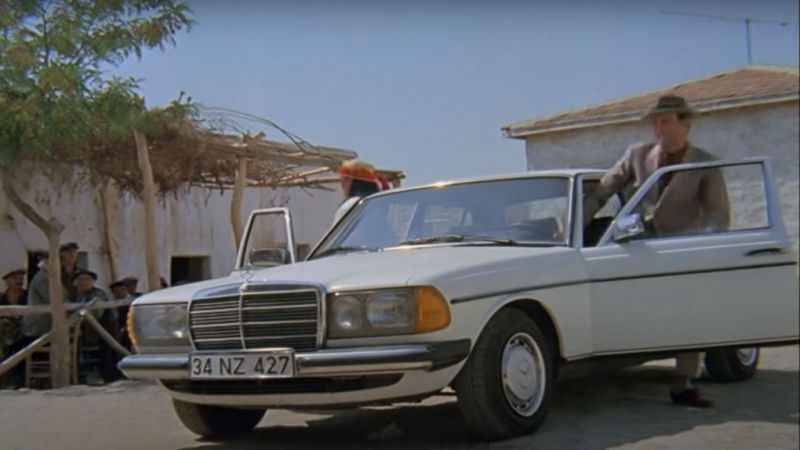 Kemal Sunal’ın filmlerinde de kullandığı Mercedes arabayı satışa çıkardı