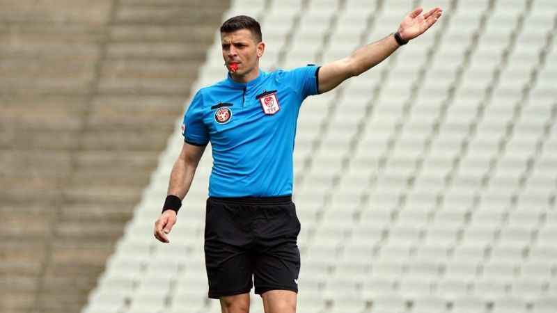 Süper Lig'de sahada Ümit Öztürk, VAR odasında Koray Gençerler Süper Lig'de sahada Ümit Öztürk, VAR odasında Koray Gençerler