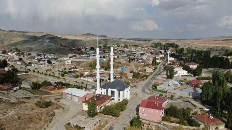 Dillerden düşmeyen türkünün hikayesi yürek burkuyor Dillerden düşmeyen türkünün hikayesi yürek burkuyor