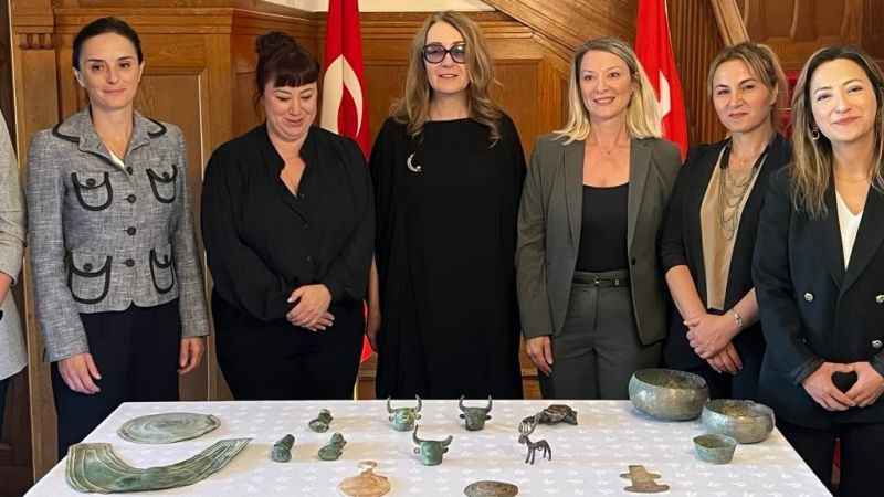 İsviçre'nin iade ettiği 37 tarihi eser Türkiye'ye getirildi İsviçre'nin iade ettiği 37 tarihi eser Türkiye'ye getirildi