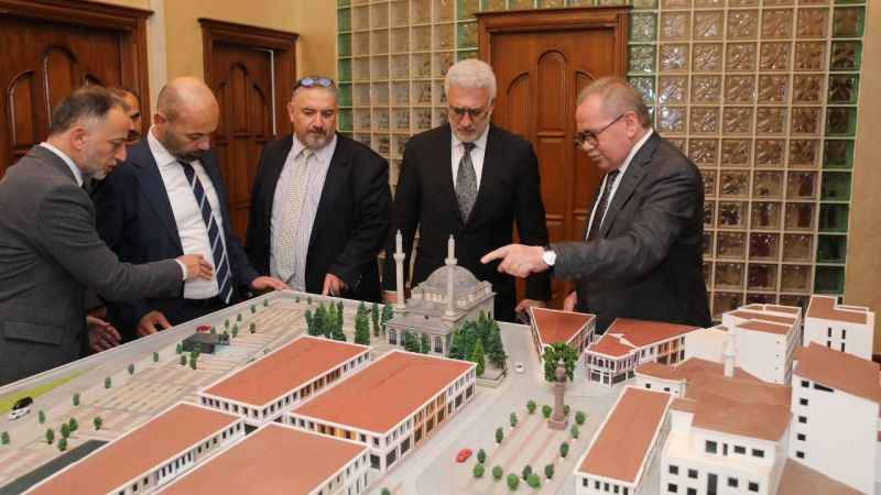 Tamer Karadağlı, Saathane Meydanı'nı inceledi Tamer Karadağlı, Saathane Meydanı'nı inceledi