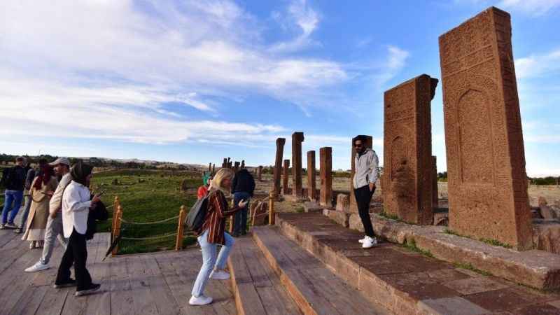 Ahlat Selçuklu Meydan Mezarlığı ziyaretçi akınına uğruyor Ahlat Selçuklu Meydan Mezarlığı ziyaretçi akınına uğruyor