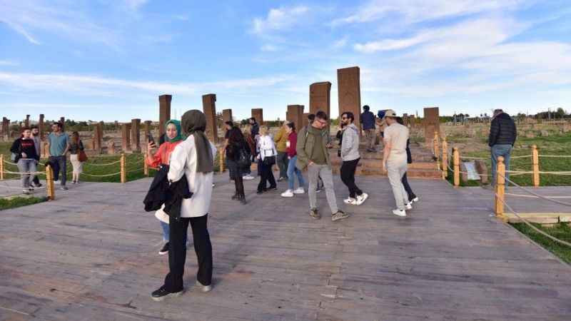 Ahlat Selçuklu Meydan Mezarlığı ziyaretçi akınına uğruyor Ahlat Selçuklu Meydan Mezarlığı ziyaretçi akınına uğruyor