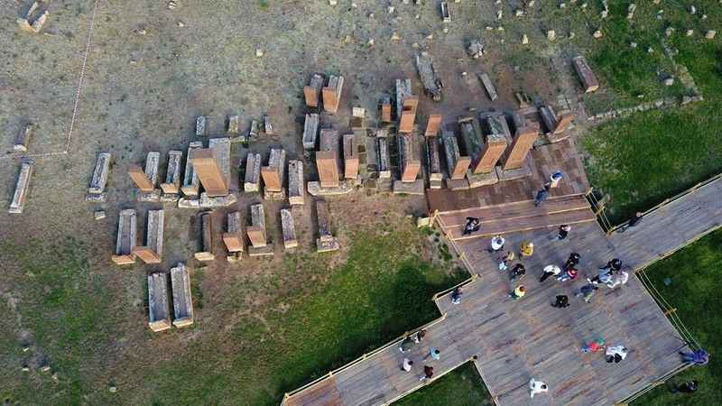 Ahlat Selçuklu Meydan Mezarlığı ziyaretçi akınına uğruyor Ahlat Selçuklu Meydan Mezarlığı ziyaretçi akınına uğruyor