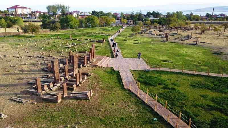 Ahlat Selçuklu Meydan Mezarlığı ziyaretçi akınına uğruyor Ahlat Selçuklu Meydan Mezarlığı ziyaretçi akınına uğruyor