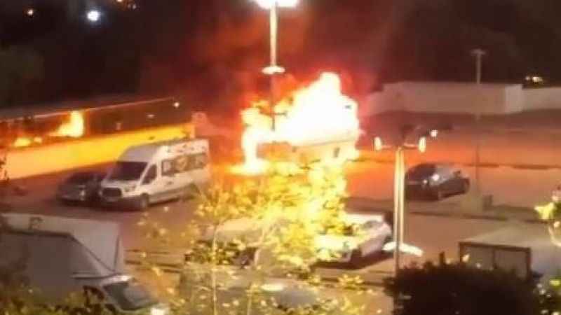 İSPARK'ta park halindeki araç alev alev yandı