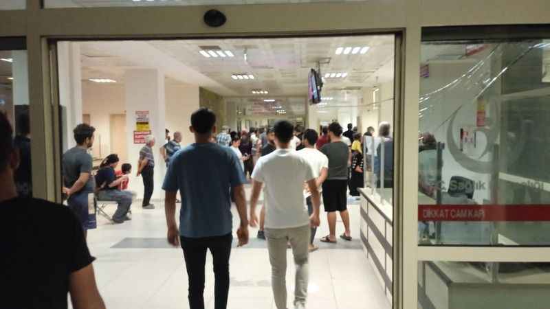 İki aile kavgasında silahlar çekildi, ortalık savaş alanına döndü: 2 ölü, 7 yaralı İki aile kavgasında silahlar çekildi, ortalık savaş alanına döndü: 2 ölü, 7 yaralı
