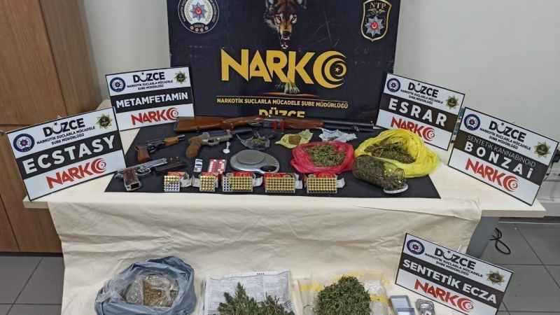 Düzce'de uyuşturucu satıcısı 2 şüpheli yakalandı Düzce'de uyuşturucu satıcısı 2 şüpheli yakalandı