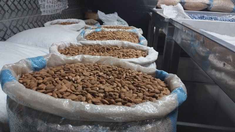 Mardin'in badem şekeri tezgahlarda eksik edilmiyor Mardin'in badem şekeri tezgahlarda eksik edilmiyor