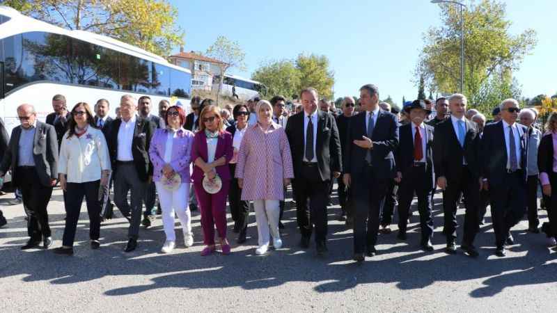 Safran Festivali kortej yürüyüşüyle başladı