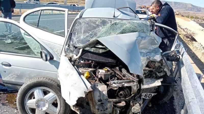 Çorum'da iki otomobil çarpıştı: 1 ölü, 2 yaralı Çorum'da iki otomobil çarpıştı: 1 ölü, 2 yaralı