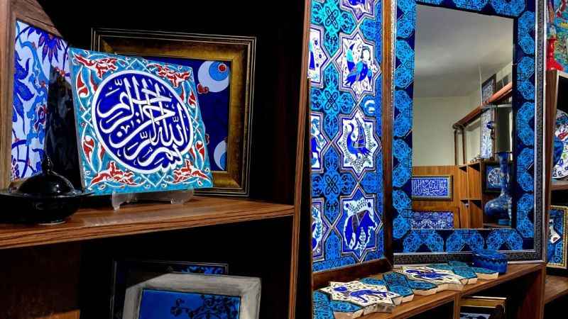 Ustası olmadan öğrendiği çini sanatını 30 yıldır devam ettiriyor Ustası olmadan öğrendiği çini sanatını 30 yıldır devam ettiriyor