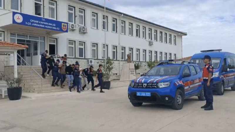 Çeşme İlçe Jandarma Komutanlığı 1 haftada 7 göçmen kaçakçısını suçüstü yakaladı
