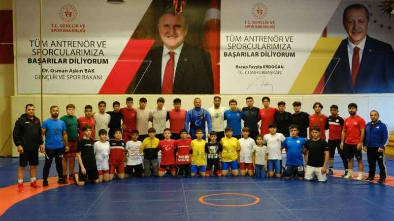 Erzincanlı pehlivanlar dünya şampiyonasına uğurlandı