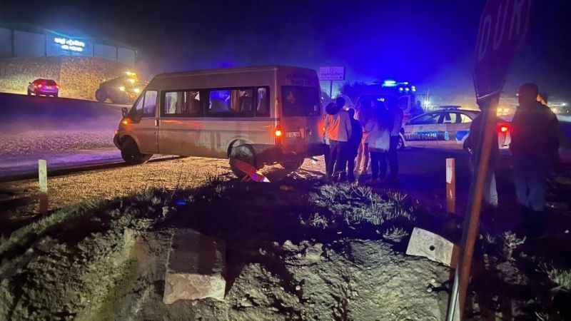 Nevşehir’de işçileri taşıyan minibüs refüje çarptı: 7 yaralı