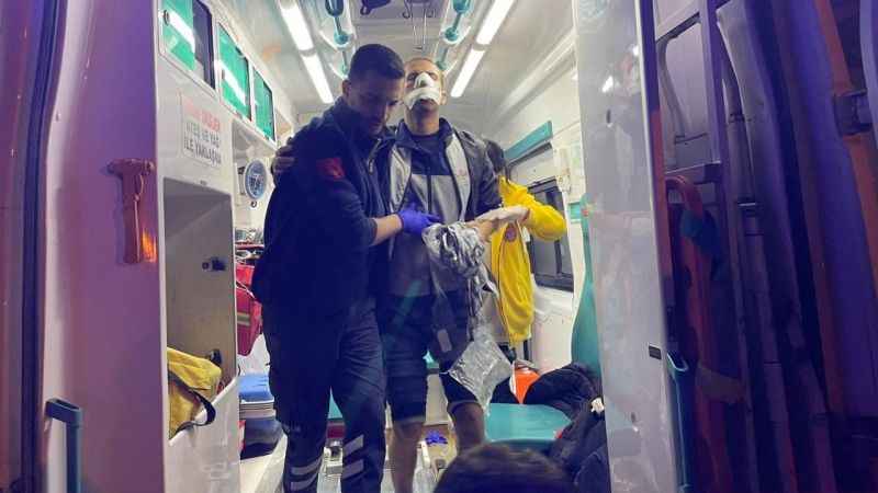 Kaçak göçmenleri taşıyan minibüs devrildi: 20 yaralı