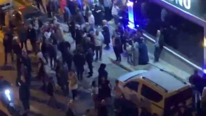 Düğünde çıkan kavga sokağa taştı, ortalık savaş alanına döndü Düğünde çıkan kavga sokağa taştı, ortalık savaş alanına döndü