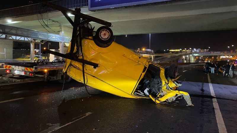 Merter'de kontrolden çıkan araç takla atıp bariyerlere çarptı: 1 ölü, 4 yaralı