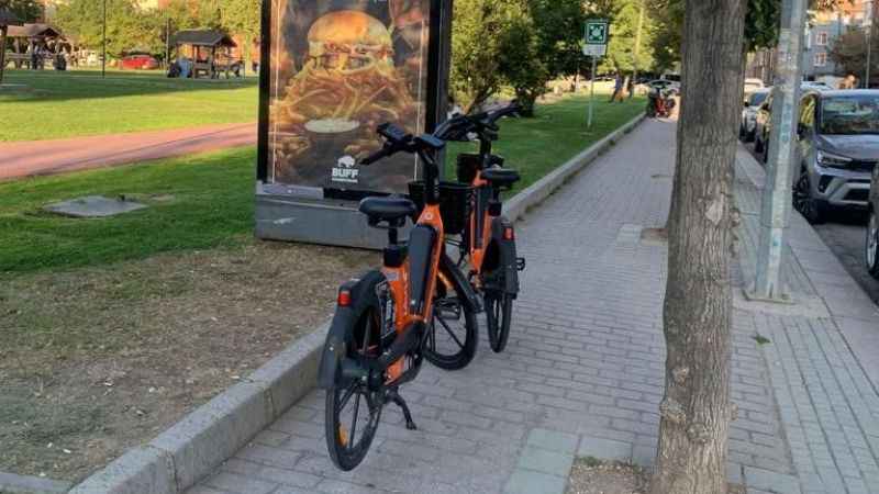 Rastgele bırakılan kiralık bisikletler kaldırımları işgal ediyor