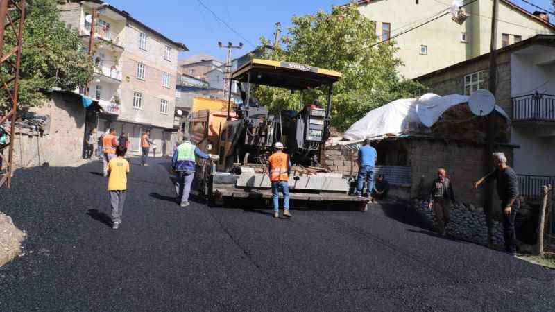 Hakkari'de asfalt çalışmaları hız kesmeden devam ediyor