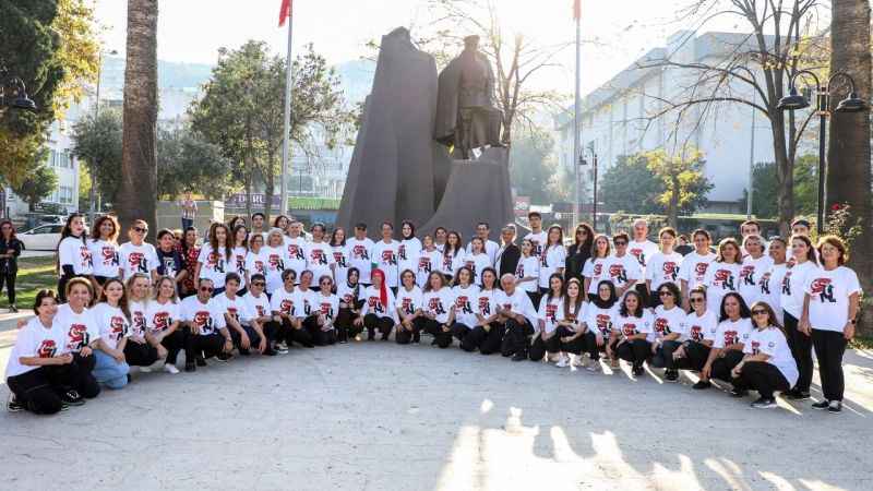 Cumhuriyetin 100’üncü yılında 100 kişi zeybek oynadı Cumhuriyetin 100’üncü yılında 100 kişi zeybek oynadı