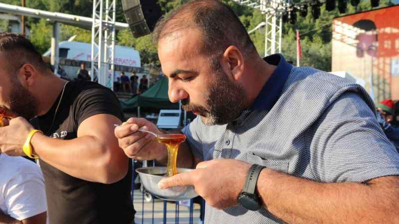2 dakikada 2 kilogram bal yedi birinciliği kaptı
